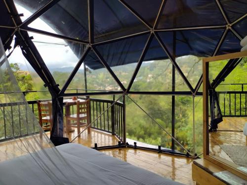 圣弗朗西斯科Villas del Rio Glamping的美景帐篷内带一张床的客房