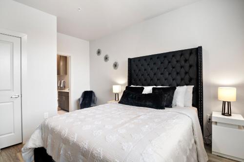 休斯顿BRAND NEW Luxurious, Spacious, Gated 2bd Apt的一间卧室配有一张大床和黑色床头板
