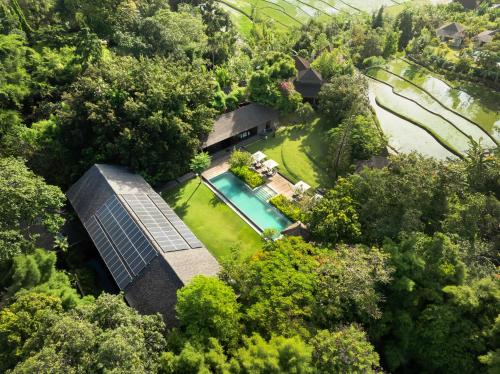 克罗柏坎Villa Amita by Nakula的享有带太阳能屋顶的房子的顶部景色