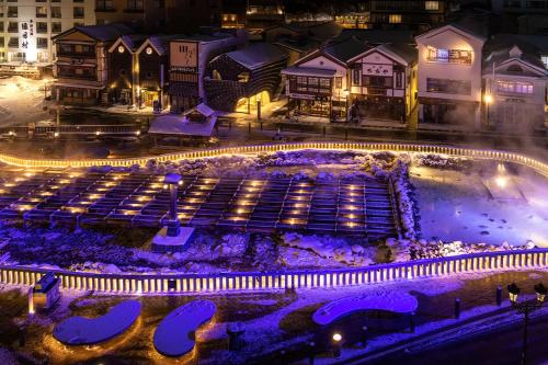 草津草津温泉、スキー場、湯畑、熱帯圏車で5分以内！最大27人宿泊可能的夜夜亮的紫色灯城市
