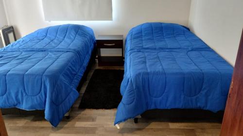 圣卡洛斯-德巴里洛切Jade 1840 casa completa的两张蓝色床罩