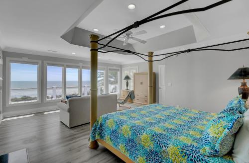 棕榈岛910 Ocean Boulevard的一间卧室配有一张床,享有海景