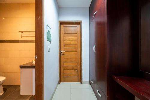库塔库塔雅旅馆的一间带卫生间和木门的浴室