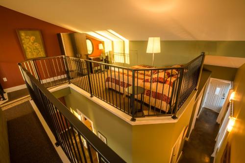 彭蒂克顿Crooked Tree Guest Suites的房屋楼梯的顶部景色