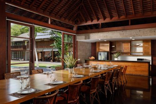 克罗柏坎Villa Amita by Nakula的大型用餐室配有长桌和椅子