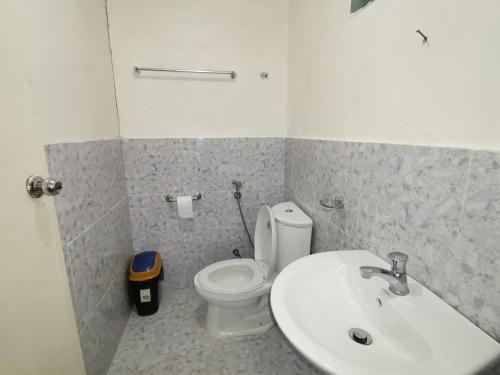 巴顿港Villa Milanel Port Barton的浴室配有白色卫生间和盥洗盆。