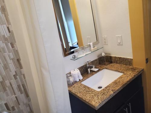 旧金山Relaxing Stay at Executive Hotel San Francisco的一间带水槽和镜子的浴室