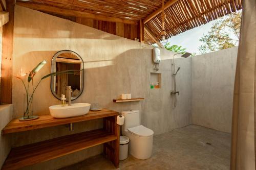 爱妮岛Domes and Dreams Lio Glamping的一间带水槽、卫生间和镜子的浴室