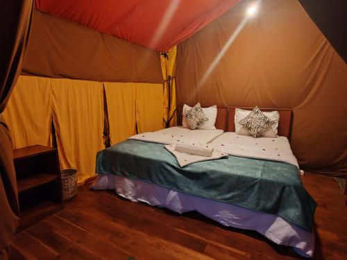 Eco Wild Glamping Bambarakanda的帐篷内一间卧室,配有一张床