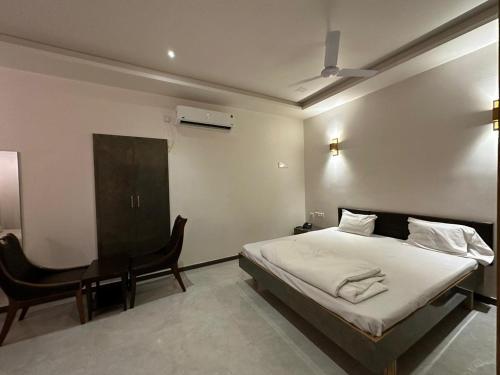 MundraHotel Surbhi的一间卧室配有一张床和一张书桌