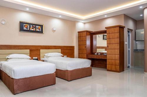 塞拉莱RED-5 - AL Safa Suites的一间卧室配有两张床和镜子