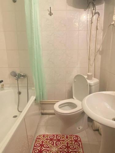 卡拉甘达Тихая теплая уютная однушка的白色的浴室设有卫生间和水槽。