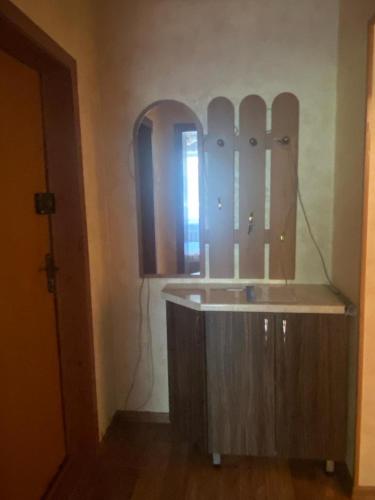 卡拉甘达Тихая теплая уютная однушка的一间带水槽和镜子的浴室