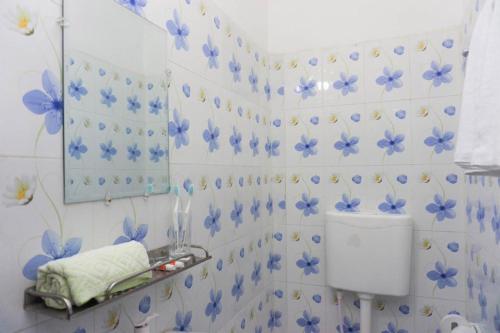 达卡Hotel Victoria Inn (Nazimuddin Road)的墙上装饰有蓝色花卉的浴室