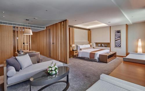 台中市台中千禧酒店的酒店客房设有床和客厅。