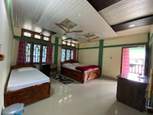 Ninashi Homestay Wakro的一间卧室,配有两张床