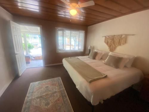 BadgerSeven Circles Lodge&Retreat的一间卧室配有一张大床和吊扇