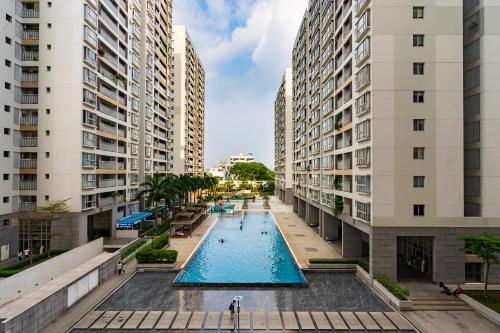 胡志明市Convinia Apartment的享有两座高楼之间的游泳池景致