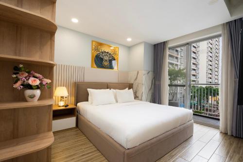 胡志明市Convinia Apartment的一间卧室设有一张床和一个大窗户