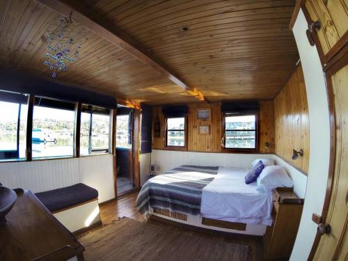克尼斯纳Knysna Houseboat Myrtle的船中间一间卧室,配有一张床