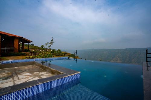 马哈巴莱斯赫瓦尔Lifeline Villas - Miracle 5BHK Infinity Pool Villa With Breathtaking Valley View And Huge Lawn Area的享有水景的游泳池