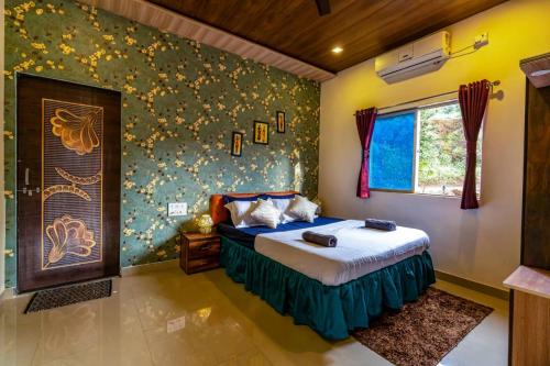 马哈巴莱斯赫瓦尔Lifeline Villas - Miracle Villa 5bhk Valley View的一间卧室设有一张床和鲜花墙