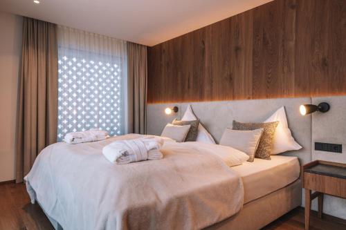 塞尔瓦迪加尔代纳山谷Residence Chalet L'Salvan的酒店客房,配有两张带毛巾的床