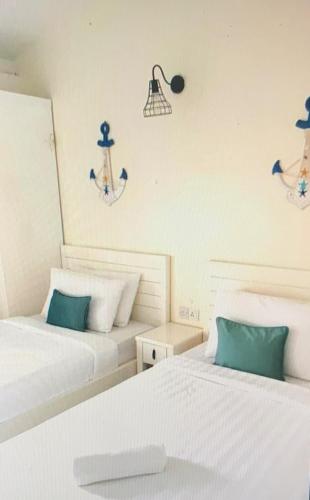 珍南海滩Renovated 2 Bedroom Seavilla for 6pax的两张睡床彼此相邻,位于一个房间里