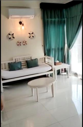 珍南海滩Renovated 2 Bedroom Seavilla for 6pax的客厅配有沙发和桌子
