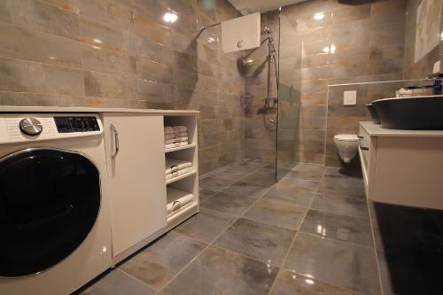 科切维Cirus apartments的一间带洗衣机和水槽的浴室