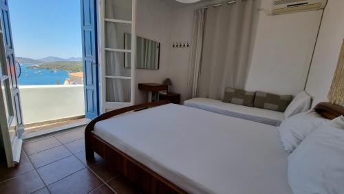 波罗斯Panoramic View apartment的一间带两张床的卧室,享有海景
