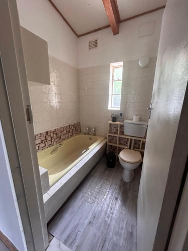 MiddelburgJoyful Creation的带浴缸、卫生间和盥洗盆的浴室