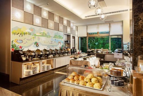 花莲市丽轩国际饭店的一间大厨房,展示一些食物