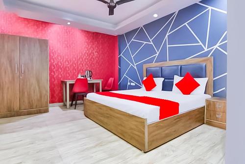 新德里The Nizamuddin palace的一间卧室设有一张红色和蓝色的墙壁床。