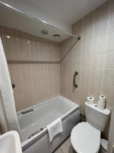 科尔维尔隐居公园酒店的带浴缸、卫生间和盥洗盆的浴室