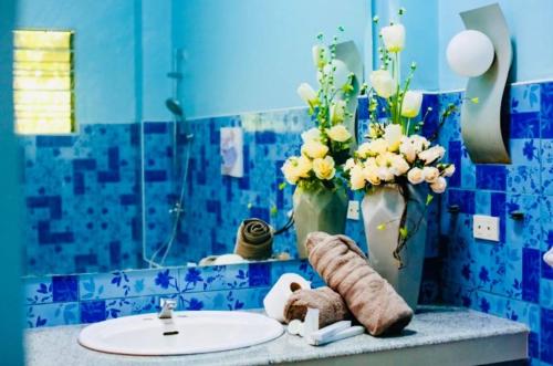 宿务Spacious House in Talamban, Cebu City的浴室设有水槽和花瓶