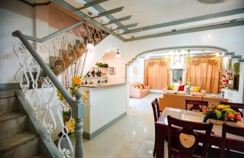 宿务Spacious House in Talamban, Cebu City的厨房、带楼梯的客厅和用餐室