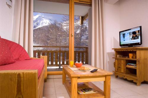 莱索尔假期夫人越橘阳台酒店的享有雪覆盖山脉景致的客厅