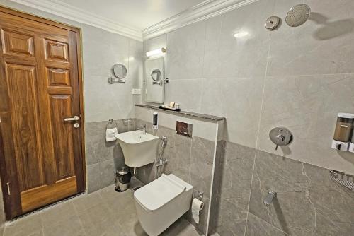 蓬蒂切里Le Colonial Suites的一间带卫生间和水槽的浴室