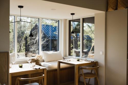 InkooHilltop Forest的客房设有窗户和桌椅。