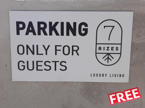 海若克利欧7Rizes Luxury Living的墙上的标志只为住客停车