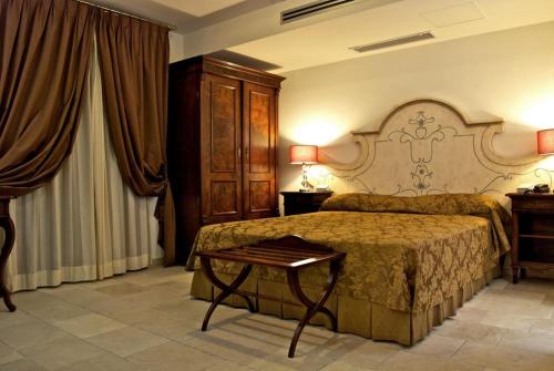 卡萨拉诺维科雷吉奥酒店的酒店客房配有一张床铺和一张桌子。