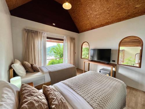 涛岛班塔雷瑜伽度假酒店的酒店客房设有两张床和电视。