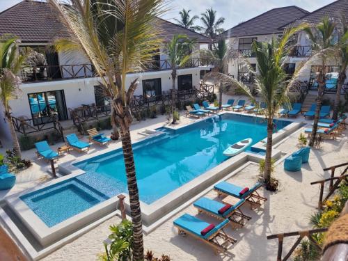 布韦朱Sand Beach Boutique Hotel的享有度假村游泳池的空中景致