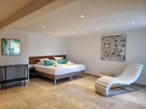 帕拉杜莱斯加里奎斯德拉山谷酒店的卧室配有白色的床和椅子