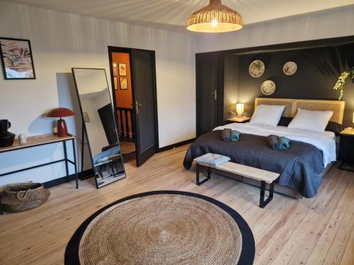 斯帕Villa Simone的一间卧室配有一张大床和一张大地毯。