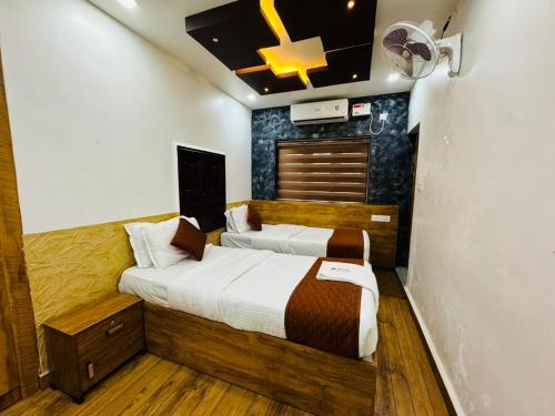 埃尔讷古勒姆HERITAGE HOMES的一间卧室配有两张床和吊扇