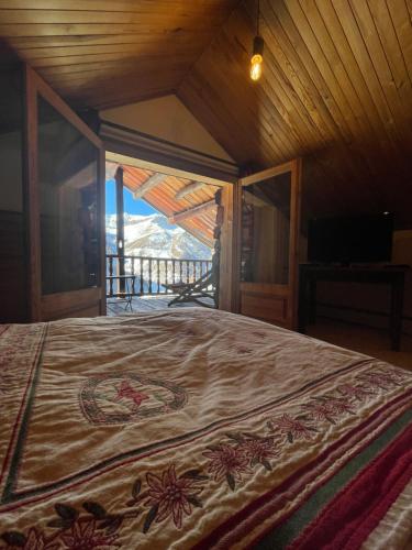 圣韦朗莱斯小屋杜维拉德酒店的山景卧室 - 带1张床