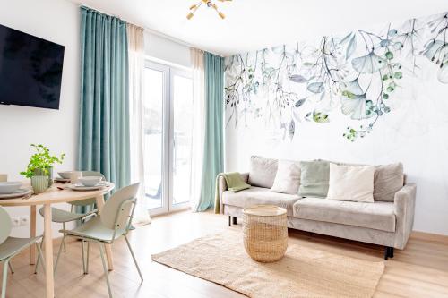 加茨比亚格拉Apartamenty Sea Colors - Nowoczesne i Komfortowe Apartamenty w Jastrzębiej Górze的客厅配有沙发和桌子