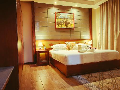 达累斯萨拉姆长城酒店的酒店客房,设有床和墙壁